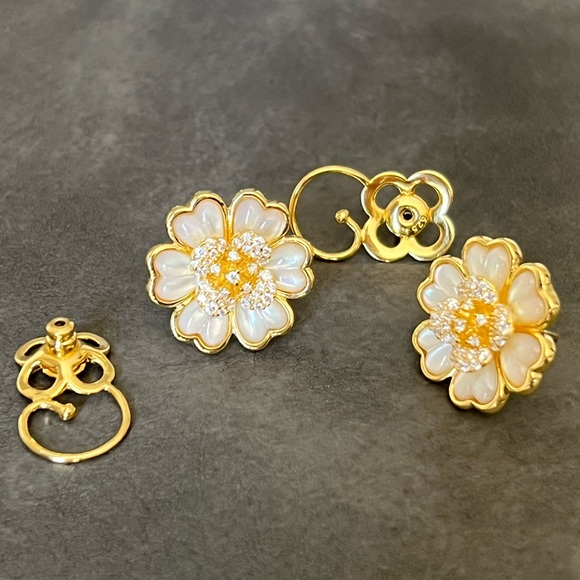 LAFONN Simulated Diamond Flower Stud Earrings 525$ - Picture 5 of 6